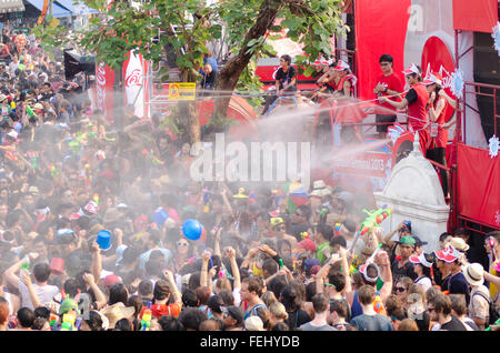 Chiang Mai, Thaïlande - 14 Avril 2013 : un groupe de personnes est aspergé d'eau par le personnel de la scène à l'Air Asia Songkran Banque D'Images