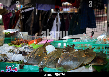 Limule et fruits de mer salade épicée pour en vente au marché de la Thaïlande Banque D'Images