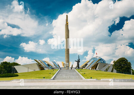 Le réseau est un monument situé près du bâtiment du musée de la Grande Guerre Patriotique à Minsk, Bélarus Banque D'Images