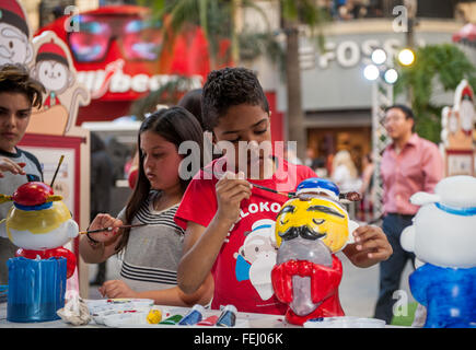 Los Angeles, USA. 7 Février, 2016. Peinture enfants à des modèles de Kongzi lors d'une exposition de la culture chinoise à Los Angeles, aux États-Unis, le 7 février 2016. Les artistes de Chine réalisée pour célébrer le Nouvel An lunaire chinois à la Pacific Asia Museum de l'Université de Californie du Sud. Pendant ce temps, 'Bonjour' Kongzi culture mondiale exposition a eu lieu à Hollywood & Highland Center. © Zhang Chaoqun/Xinhua/Alamy Live News Banque D'Images