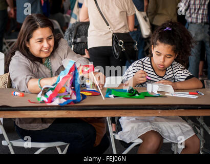 Los Angeles, USA. 7 Février, 2016. Les gens apprennent à faire des dessins sur papier traditionnel chinois lors d'une exposition de la culture chinoise à Los Angeles, aux États-Unis, le 7 février 2016. Les artistes de Chine réalisée pour célébrer le Nouvel An lunaire chinois à la Pacific Asia Museum de l'Université de Californie du Sud. Pendant ce temps, 'Bonjour' Kongzi culture mondiale exposition a eu lieu à Hollywood & Highland Center. © Zhang Chaoqun/Xinhua/Alamy Live News Banque D'Images