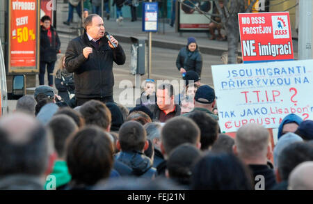 Brno, République tchèque. 08Th Feb 2016. Une foule de 500 se sont réunis lors d'un rassemblement contre l'islam organisé par l'Nous ne voulons pas que les réfugiés en République tchèque, le Parti des travailleurs de la Justice Sociale (DSSS) et l'agence locale de la démocratie nationale (ND) sur la place principale de Brno, République tchèque, le 6 février 2016. Vandas, Tomas leader de l'extrême-droite extra parlementaire Parti des travailleurs de la Justice Sociale (DSSS). © Igor Zehl/CTK Photo/Alamy Live News Banque D'Images