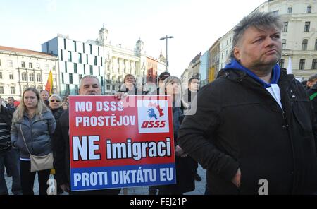 Brno, République tchèque. 08Th Feb 2016. Une foule de 500 se sont réunis lors d'un rassemblement contre l'islam organisé par l'Nous ne voulons pas que les réfugiés en République tchèque, le Parti des travailleurs de la Justice Sociale (DSSS) et l'agence locale de la démocratie nationale (ND) sur la place principale de Brno, République tchèque, le 6 février 2016. © Igor Zehl/CTK Photo/Alamy Live News Banque D'Images