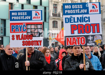 Brno, République tchèque. 08Th Feb 2016. Une foule de 500 se sont réunis lors d'un rassemblement contre l'islam organisé par l'Nous ne voulons pas que les réfugiés en République tchèque, le Parti des travailleurs de la Justice Sociale (DSSS) et l'agence locale de la démocratie nationale (ND) sur la place principale de Brno, République tchèque, le 6 février 2016. © Igor Zehl/CTK Photo/Alamy Live News Banque D'Images