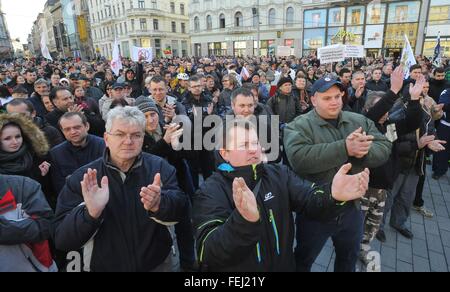 Brno, République tchèque. 08Th Feb 2016. Une foule de 500 se sont réunis lors d'un rassemblement contre l'islam organisé par l'Nous ne voulons pas que les réfugiés en République tchèque, le Parti des travailleurs de la Justice Sociale (DSSS) et l'agence locale de la démocratie nationale (ND) sur la place principale de Brno, République tchèque, le 6 février 2016. © Igor Zehl/CTK Photo/Alamy Live News Banque D'Images