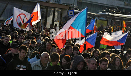 Brno, République tchèque. 08Th Feb 2016. Une foule de 500 se sont réunis lors d'un rassemblement contre l'islam organisé par l'Nous ne voulons pas que les réfugiés en République tchèque, le Parti des travailleurs de la Justice Sociale (DSSS) et l'agence locale de la démocratie nationale (ND) sur la place principale de Brno, République tchèque, le 6 février 2016. © Igor Zehl/CTK Photo/Alamy Live News Banque D'Images