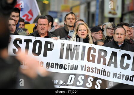 Brno, République tchèque. 08Th Feb 2016. Une foule de 500 se sont réunis lors d'un rassemblement contre l'islam organisé par l'Nous ne voulons pas que les réfugiés en République tchèque, le Parti des travailleurs de la Justice Sociale (DSSS) et l'agence locale de la démocratie nationale (ND) sur la place principale de Brno, République tchèque, le 6 février 2016. © Igor Zehl/CTK Photo/Alamy Live News Banque D'Images