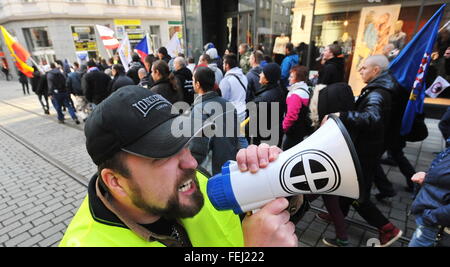 Brno, République tchèque. 08Th Feb 2016. Une foule de 500 se sont réunis lors d'un rassemblement contre l'islam organisé par l'Nous ne voulons pas que les réfugiés en République tchèque, le Parti des travailleurs de la Justice Sociale (DSSS) et l'agence locale de la démocratie nationale (ND) sur la place principale de Brno, République tchèque, le 6 février 2016. © Igor Zehl/CTK Photo/Alamy Live News Banque D'Images