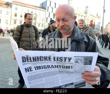 Brno, République tchèque. 08Th Feb 2016. Une foule de 500 se sont réunis lors d'un rassemblement contre l'islam organisé par l'Nous ne voulons pas que les réfugiés en République tchèque, le Parti des travailleurs de la Justice Sociale (DSSS) et l'agence locale de la démocratie nationale (ND) sur la place principale de Brno, République tchèque, le 6 février 2016. © Igor Zehl/CTK Photo/Alamy Live News Banque D'Images