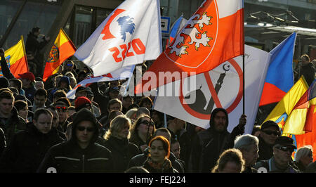 Brno, République tchèque. 08Th Feb 2016. Une foule de 500 se sont réunis lors d'un rassemblement contre l'islam organisé par l'Nous ne voulons pas que les réfugiés en République tchèque, le Parti des travailleurs de la Justice Sociale (DSSS) et l'agence locale de la démocratie nationale (ND) sur la place principale de Brno, République tchèque, le 6 février 2016. © Igor Zehl/CTK Photo/Alamy Live News Banque D'Images