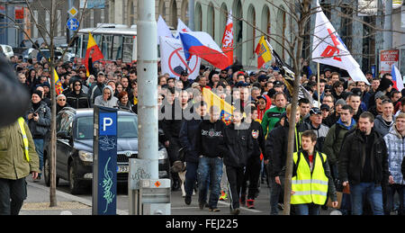 Brno, République tchèque. 08Th Feb 2016. Une foule de 500 se sont réunis lors d'un rassemblement contre l'islam organisé par l'Nous ne voulons pas que les réfugiés en République tchèque, le Parti des travailleurs de la Justice Sociale (DSSS) et l'agence locale de la démocratie nationale (ND) sur la place principale de Brno, République tchèque, le 6 février 2016. © Igor Zehl/CTK Photo/Alamy Live News Banque D'Images