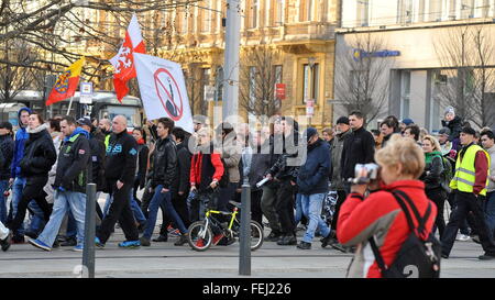 Brno, République tchèque. 08Th Feb 2016. Une foule de 500 se sont réunis lors d'un rassemblement contre l'islam organisé par l'Nous ne voulons pas que les réfugiés en République tchèque, le Parti des travailleurs de la Justice Sociale (DSSS) et l'agence locale de la démocratie nationale (ND) sur la place principale de Brno, République tchèque, le 6 février 2016. © Igor Zehl/CTK Photo/Alamy Live News Banque D'Images