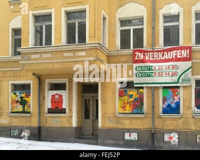 Maisons vides en zone Sonnenberg à Chemnitz, affiche publicitaire de 'à vendre', photo : le 22 janvier 2016. Banque D'Images