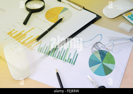 Document financier Les tableaux et graphiques sur la table , Business Concept Banque D'Images