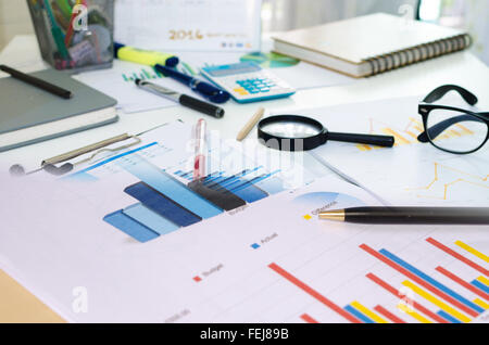 Concept d'entreprise. Graphiques et tableaux Rapport avec plume sur 24. Banque D'Images