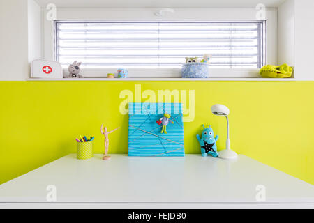 Vue sur un bureau dans une chambre d'enfants Banque D'Images