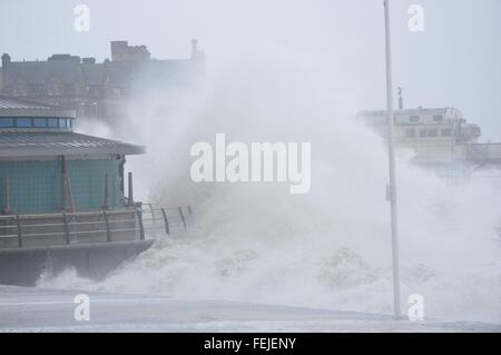 Aberystwyth, Ceredigion, West Wales UK. 8 Février, 2016. Météo France : des coups de vent de tempête Imogen, le 9e ouragan de l'hiver, combinée avec le pic de la marée, de créer d'énormes vagues fouettant contre la promenade et la mer à défenses Aberystwyth, sur la côte ouest du pays de Galles et le sud de l'Angleterre Une grande partie de la Nouvelle-Galles du Sud est l'objet d'avertissements météorologiques et de l'ambre jaune, avec le risque de détérioration des rafales de vent et de vagues puissantes le long de zones côtières. Crédit photo : Keith morris/Alamy Live News Banque D'Images