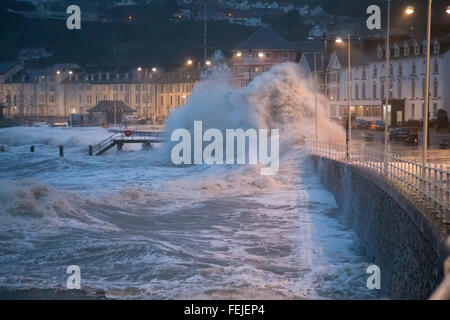 Aberystwyth, Pays de Galles, Royaume-Uni. 8 Février, 2016. Météo France : Imogen tempête frappe la côte de la Baie de Cardigan matin à marée haute. De grosses vagues se briser sur la promenade de Aberystwyth tôt le matin marée haute. Banque D'Images