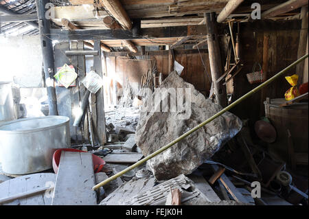 Du'un. Feb 8, 2016. Photo prise le 8 février 2016 montre l'intérieur d'un immeuble à l'emplacement d'un glissement de terrain au village de Fude du'un Yao comté autonome de la Chine du Sud, région autonome Zhuang du Guangxi. Six personnes ont été tuées après un glissement de terrain a détruit le bâtiment de deux étages dans le du'un tôt lundi matin. Selon des sources locales, il n'a pas plu au moment de l'accident. La cause est à l'étude. Credit : Lu Boan/Xinhua/Alamy Live News Banque D'Images