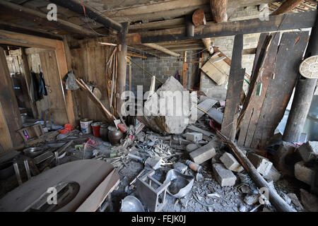 Du'un. Feb 8, 2016. Photo prise le 8 février 2016 montre l'intérieur d'un immeuble à l'emplacement d'un glissement de terrain au village de Fude du'un Yao comté autonome de la Chine du Sud, région autonome Zhuang du Guangxi. Six personnes ont été tuées après un glissement de terrain a détruit le bâtiment de deux étages dans le du'un tôt lundi matin. Selon des sources locales, il n'a pas plu au moment de l'accident. La cause est à l'étude. Credit : Lu Boan/Xinhua/Alamy Live News Banque D'Images