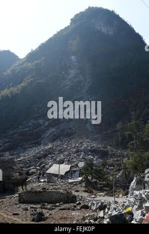 Du'un. Feb 8, 2016. Photo prise le 8 février 2016, montre le site d'un glissement de terrain au village de Fude du'un Yao comté autonome de la Chine du Sud, région autonome Zhuang du Guangxi. Six personnes ont été tuées après un glissement de terrain détruit un immeuble de deux étages dans le du'un tôt lundi matin. Selon des sources locales, il n'a pas plu au moment de l'accident. La cause est à l'étude. Credit : Lu Boan/Xinhua/Alamy Live News Banque D'Images