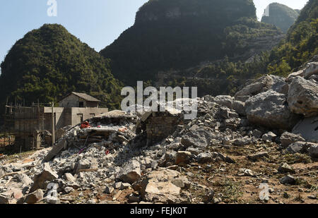 Du'un. Feb 8, 2016. Photo prise le 8 février 2016, montre le site d'un glissement de terrain au village de Fude du'un Yao comté autonome de la Chine du Sud, région autonome Zhuang du Guangxi. Six personnes ont été tuées après un glissement de terrain détruit un immeuble de deux étages dans le du'un tôt lundi matin. Selon des sources locales, il n'a pas plu au moment de l'accident. La cause est à l'étude. Credit : Lu Boan/Xinhua/Alamy Live News Banque D'Images