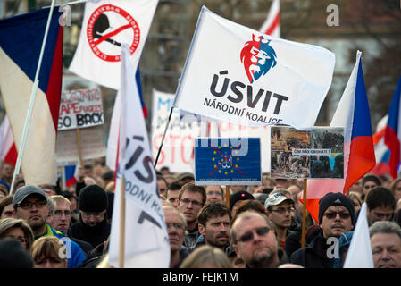 Prague, République tchèque. 08Th Feb 2016. Les défenseurs des réfugiés, les politiciens tchèques et européens, la chancelière allemande, Angela Merkel, en particulier, ont été critiqués par une foule de plus de 1 000 lors d'une manifestation contre l'Islam, appelé par le Bloc contre l'Islam et l'aube mouvement à l'extérieur du Château de Prague, siège des chefs d'Etat tchèque, à Prague, en République tchèque, le 6 février 2016. © Vit Simanek/CTK Photo/Alamy Live News Banque D'Images