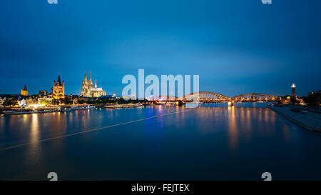 Vue nocturne de l'église St Martin et de la cathédrale de Cologne et pont Hohenzollern, Allemagne. L'Europe. Le patrimoine mondial - un roman Catholi Banque D'Images