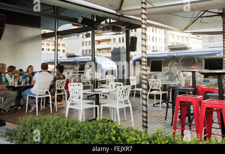 Cinéma en plein air et hébergement Airstream et bar sur le toit de l'hôtel Grand Daddy à Cape Town - Afrique du Sud Banque D'Images