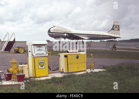 Aer Lingus avion Carvair et pompe à carburant sur la piste de l'aéroport de Bristol, 1963. Banque D'Images