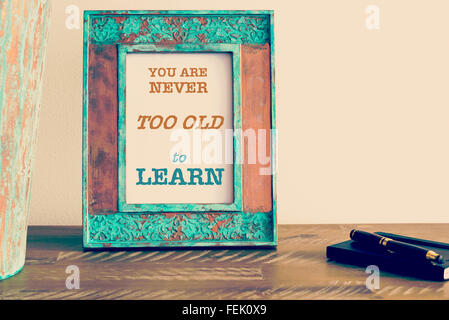 Effet rétro et d'une image aux couleurs vintage photo frame suivant pour stylo et ordinateur portable . Citation de motivation écrite avec typewr Banque D'Images