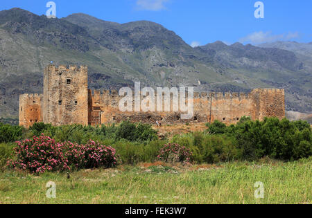 Crète, regardez la forteresse Frangokastello sur la côte sud de l'île méditerranéenne et les monts Kryoneritis dans la b Banque D'Images