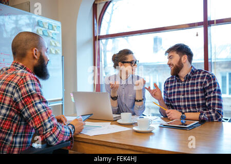 Groupe multiethnique des gens heureux de travailler sur une réunion d'affaires ensemble Banque D'Images