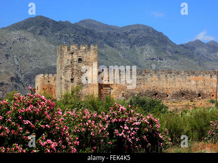 Crète, regardez la forteresse Frangokastello sur la côte sud de l'île méditerranéenne et les monts Kryoneritis dans la b Banque D'Images