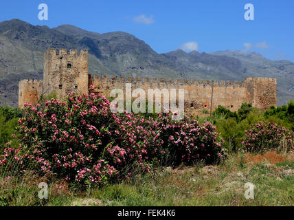 Crète, regardez la forteresse Frangokastello sur la côte sud de l'île méditerranéenne et les monts Kryoneritis dans la b Banque D'Images