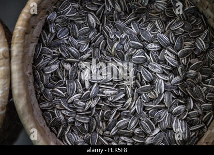 Graines de tournesol rayé dans un panier en osier. Gros plan Vue de dessus Banque D'Images