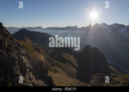 Vue sur les Alpes bavaroises et de l'Allgäu Oberstdorf près de plage dans le soleil du matin de la col Fidere en automne Banque D'Images