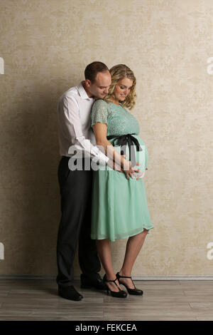 Femme enceinte et de l'autre man hugging Banque D'Images