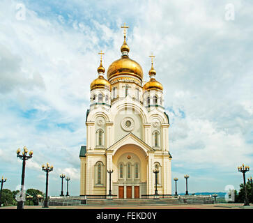 Cathédrale de la transfiguration de l'arrière-plan de nuages à Khabarovsk, Russie Banque D'Images