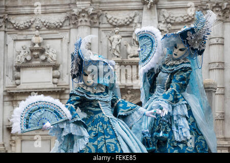 Deux personnes en costume de poser dans la semaine du carnaval de Venise 2016 dans le Campo San Moise Banque D'Images