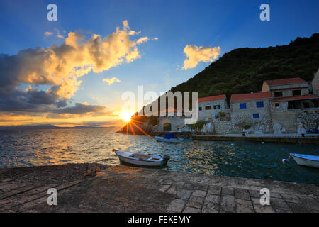 Lever du soleil dans la baie de Lucica sur l'île de Lastovo Banque D'Images