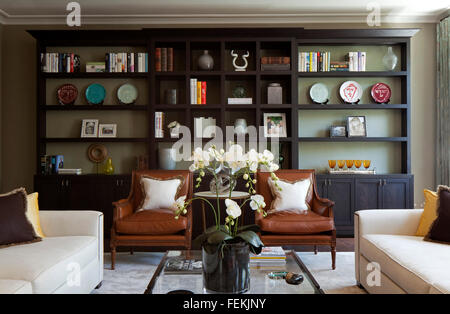 Appartement de Knightsbridge, Londres. Un salon, avec de grands canapés et des chaises confortables. Banque D'Images