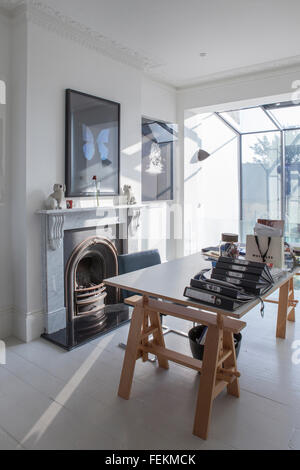 Artiste et designer Jo Berryman's house à Hampstead, Londres. La moitié du rez-de-chaussée d'un espace de travail. Banque D'Images