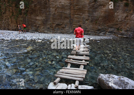 Crète, décor dans la Samarie gulch, pont de bois sur le ruisseau Banque D'Images