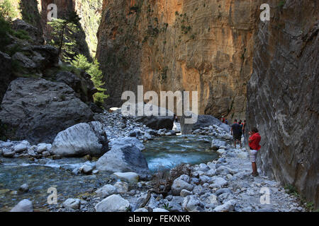 Crète, traveller dans la Samarie gulch, façon par le lit du ruisseau le long de falaises élevées Banque D'Images