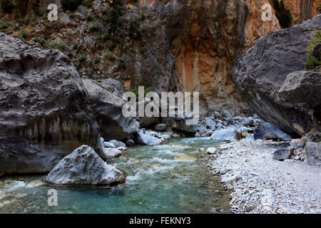 Crète, décor dans la Samarie gulch, petit ruisseau sur le chemin par le ravin Banque D'Images