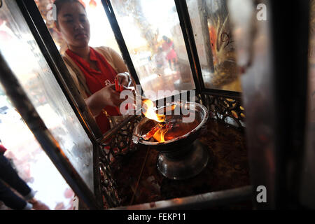 Bangkok, Thaïlande. Feb 8, 2016. Une fille thaïe lights bougies pour prier pour la bonne fortune à un temple chinois au cours de la Nouvelle Année lunaire chinoise à Bangkok, Thaïlande, le 8 février 2016. La nouvelle année lunaire tombe le 8 février cette année, marquant le début de l'année du singe, selon le zodiaque chinois. © Sageamsak Rachen/Xinhua/Alamy Live News Banque D'Images