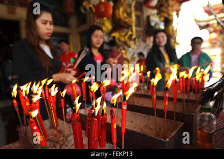 Bangkok, Thaïlande. Feb 8, 2016. Les thaïlandais prient pour la bonne fortune à un temple chinois au cours de la Nouvelle Année lunaire chinoise à Bangkok, Thaïlande, le 8 février 2016. La nouvelle année lunaire tombe le 8 février cette année, marquant le début de l'année du singe, selon le zodiaque chinois. © Sageamsak Rachen/Xinhua/Alamy Live News Banque D'Images