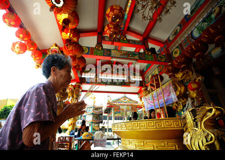 Bangkok, Thaïlande. Feb 8, 2016. Un aîné prie pour la bonne fortune à un temple chinois au cours de la Nouvelle Année lunaire chinoise à Bangkok, Thaïlande, le 8 février 2016. La nouvelle année lunaire tombe le 8 février cette année, marquant le début de l'année du singe, selon le zodiaque chinois. © Sageamsak Rachen/Xinhua/Alamy Live News Banque D'Images