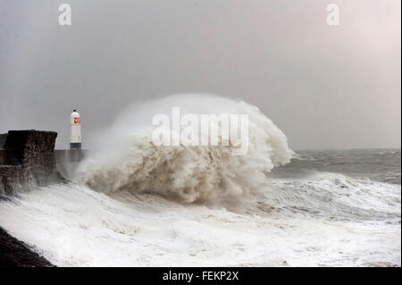 Porthcawl, Bridgend, au Pays de Galles, Royaume-Uni. 8 Février, 2016. Des vagues énormes livre le mur du port. Storm batters Imogen la petite station balnéaire de Porthcawl gallois dans le county borough de Bridgend, sur la côte sud du Pays de Galles, Royaume-Uni. Credit : Graham M. Lawrence/Alamy Live News. Banque D'Images